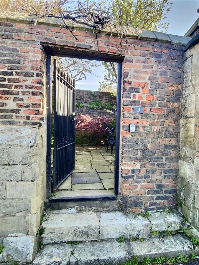 The Davey Tower, Medieval Riverside House York Exterior photo