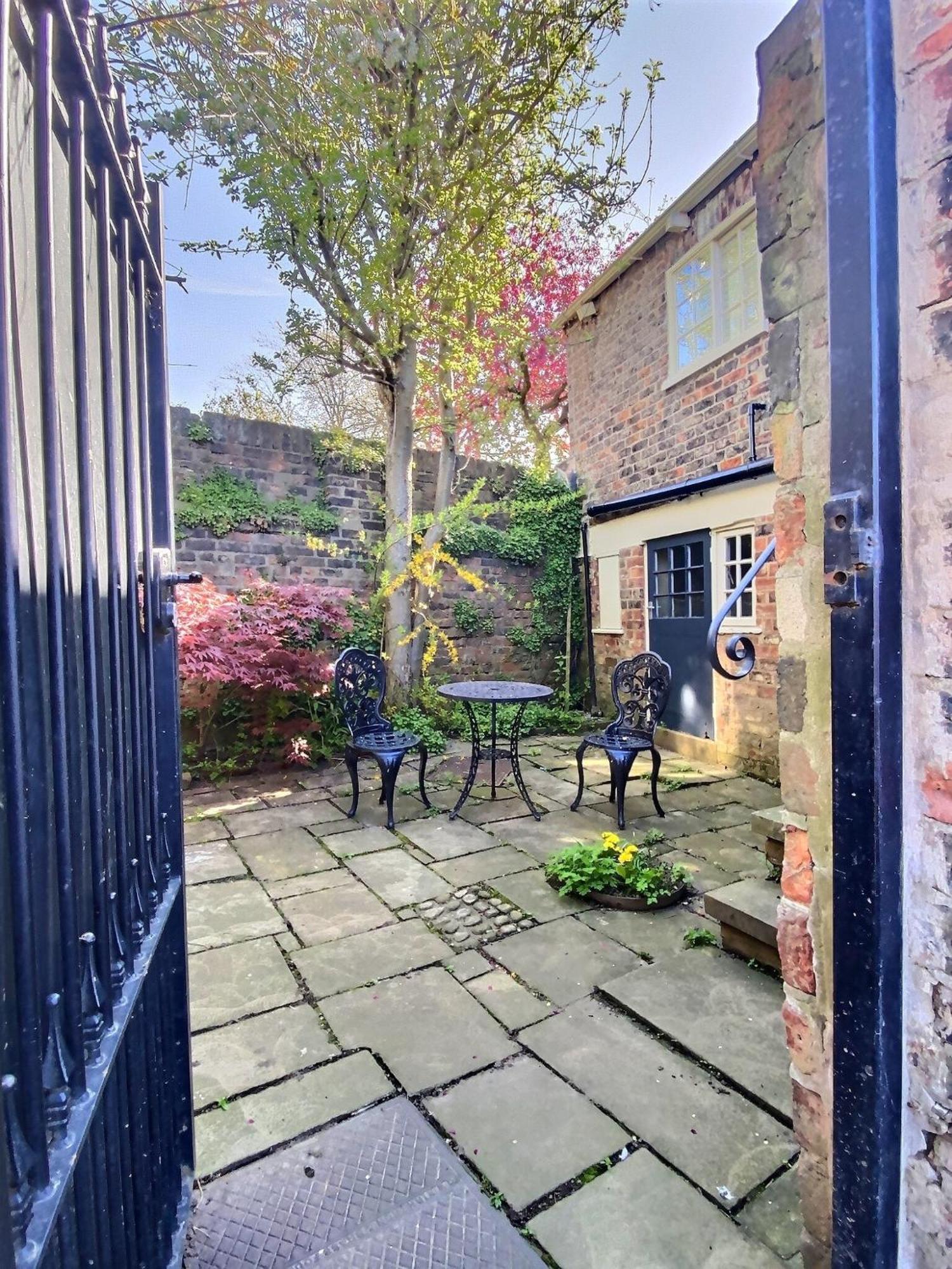 The Davey Tower, Medieval Riverside House York Exterior photo